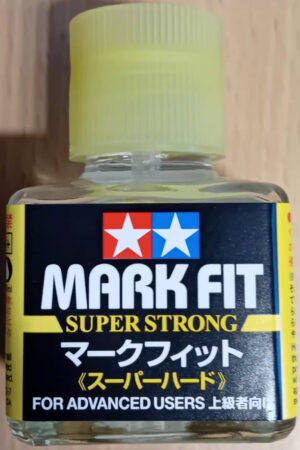 Tamiya MARK FIT "DECAL SOLUTION" "SUPER STRONG" - MARK FIT "SOLUZIONE PER DECALCOMANIE "SUPER STRONG" 40ML