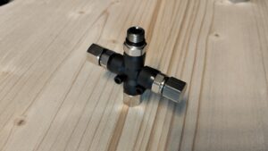 Fengda - Collettore a 3 uscite 1/8" senza regolazione aria + cappucci chiusura uscite.